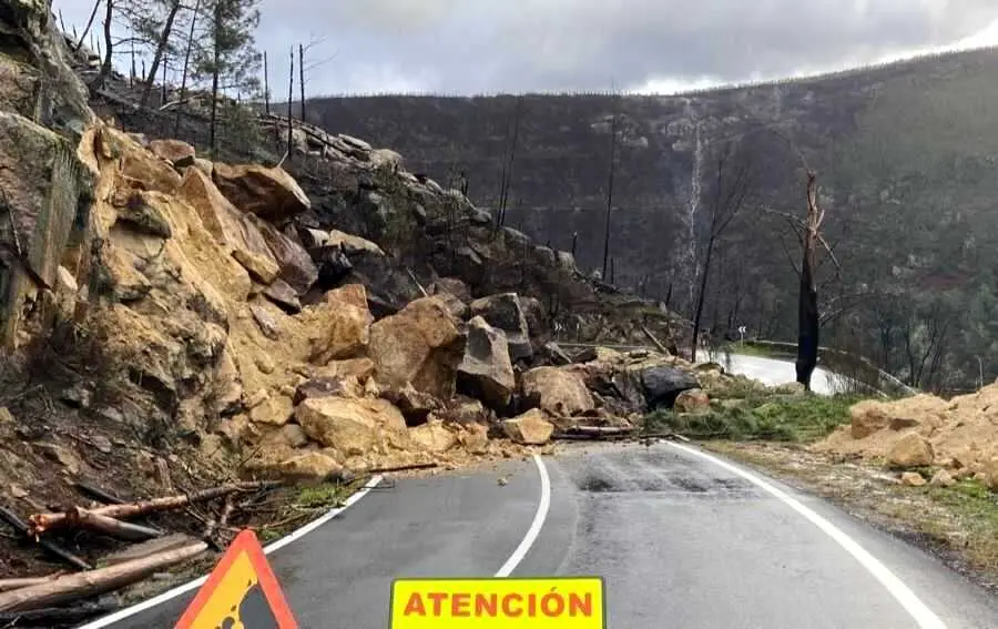 Desprendementos na estrada en Pant&oacute;n, Terra de Lemos. (Foto: N&oacute;s Diario)