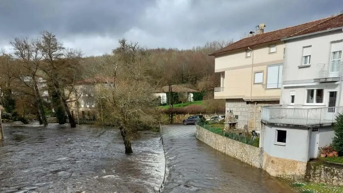 Anegamento en Ba&ntilde;os de Molgas. (Foto: O Voluntariado de Protecci&oacute;n Civil en Ourense)