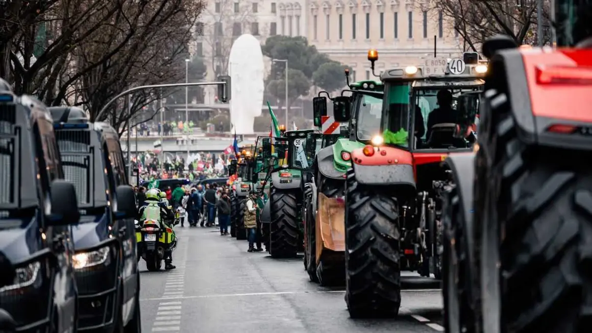 Protesta do sector agrogandeiro en Madrid contra o acordo con Mercosur este 11 de febreiro. (Foto: Carlos Luj&aacute;n / Europa Press)
