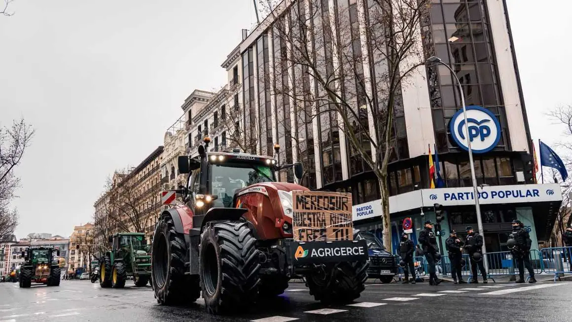 Protesta do sector agrogandeiro en Madrid contra o acordo con Mercosur este 11 de febreiro. (Foto: Carlos Luj&aacute;n / Europa Press)