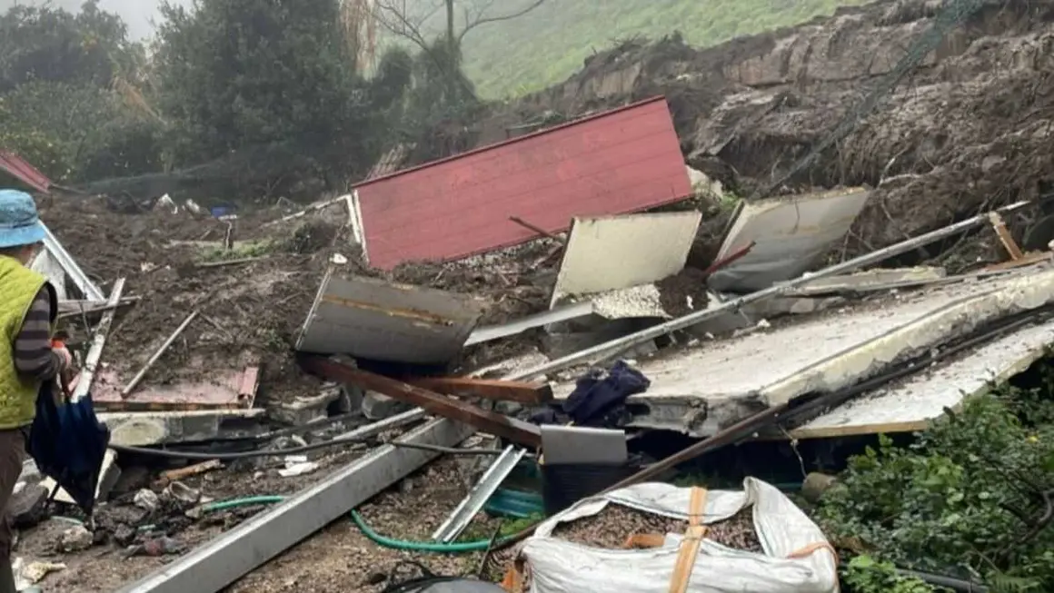 EuropaPress_7282736_talud_autovia_do_morrazo_desploma_vivienda_moana_pontevedra_dejando_persona (1)
