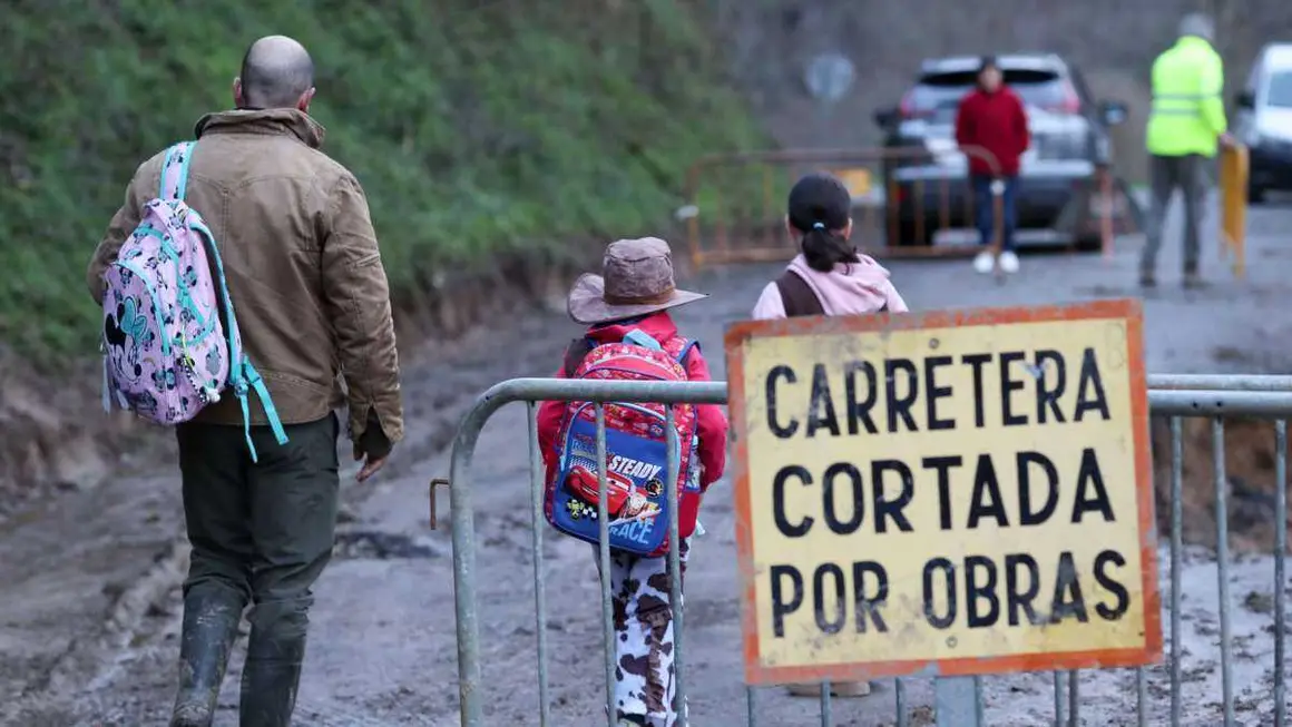 As familia este 12 de febreiro no seu paso at&eacute; o centro educativo CPI de Cervantes . (Foto:  Carlos Castro / Europa Press)