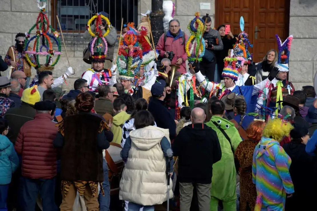 Foli&oacute;n e m&aacute;zcaras de Mourela pac&aacute; en Maceda de Trives. (Foto: Rosa Veiga / Europa Press)