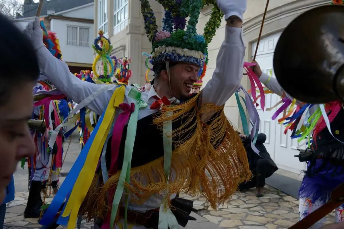 Foli&oacute;n e m&aacute;zcaras de Mourela pac&aacute; en Maceda de Trives. (Foto: Rosa Veiga / Europa Press)