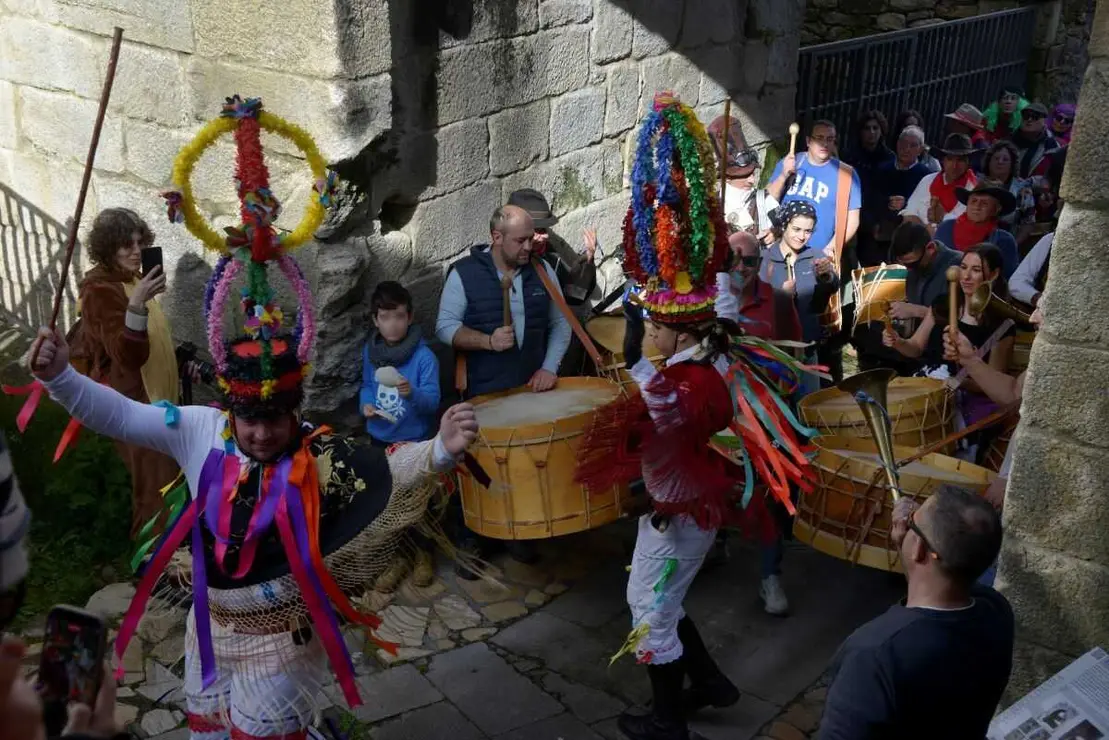 Foli&oacute;n e m&aacute;zcaras de Mourela pac&aacute; en Maceda de Trives. (Foto: Rosa Veiga / Europa Press)