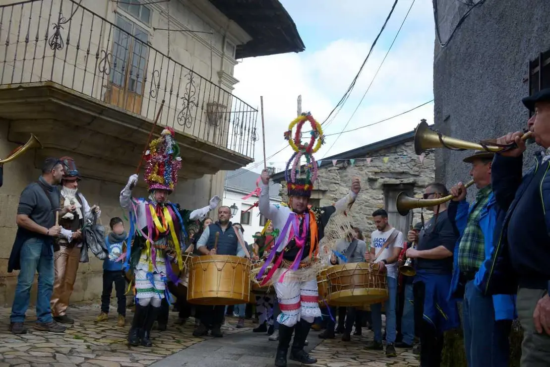Foli&oacute;n e m&aacute;zcaras de Mourela pac&aacute; en Maceda de Trives. (Foto: Rosa Veiga / Europa Press)