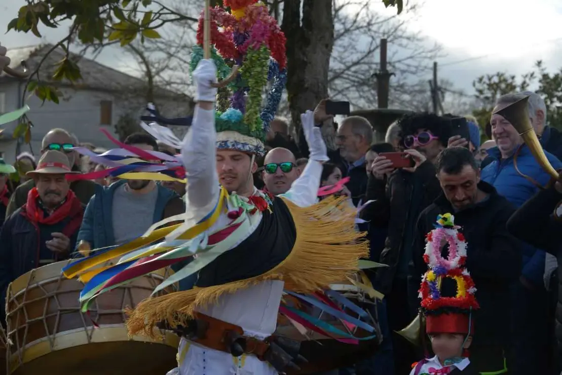 Foli&oacute;n e m&aacute;zcaras de Mourela pac&aacute; en Maceda de Trives. (Foto: Rosa Veiga / Europa Press)