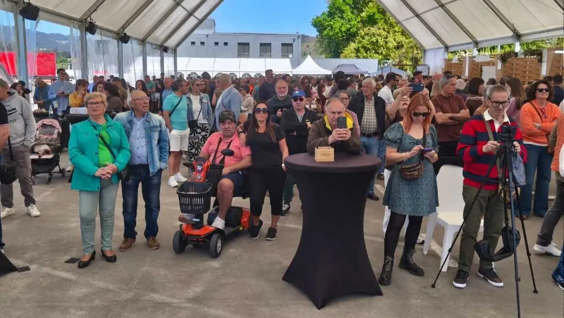 Persoas desfrutando da XXXVIII Festa da Ostra. (N&oacute;s Diario)