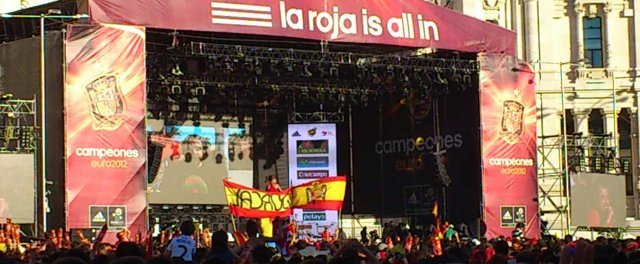 Bandeiras franquistas celebrando nun partido da selección española. (Foto: Nós Diario)