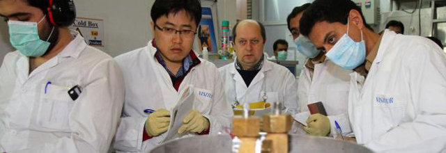 [Imaxe: IAEA] Técnicos da IAEA nunha inspección no Irán
