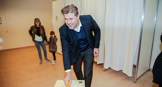 [Imaxe: RTVE] O líder do Partido da Independencia, Bjarni Benediktsson, no momento de votar