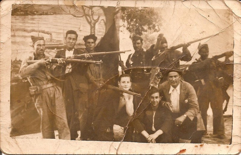 1º) Manuel Castro Castro “O Eirexalba”, o primeiro pola esquerda de pé, canda outros membros das escuadras fascistas de Sarria e O Incio.