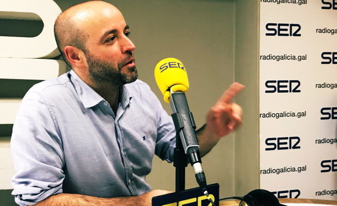 [Imaxe: En Marea/Radio Galega] Luís Villares, na SER, este domingo. Abaixo: Miguel Tellado, na Radio Galega.
