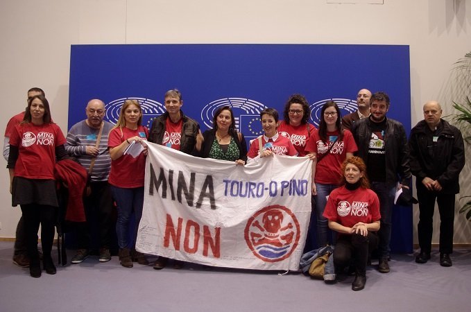 A delegación veciñal co lema da plataforma Mina Touro-O Pin non (Raquel C. Pérez)