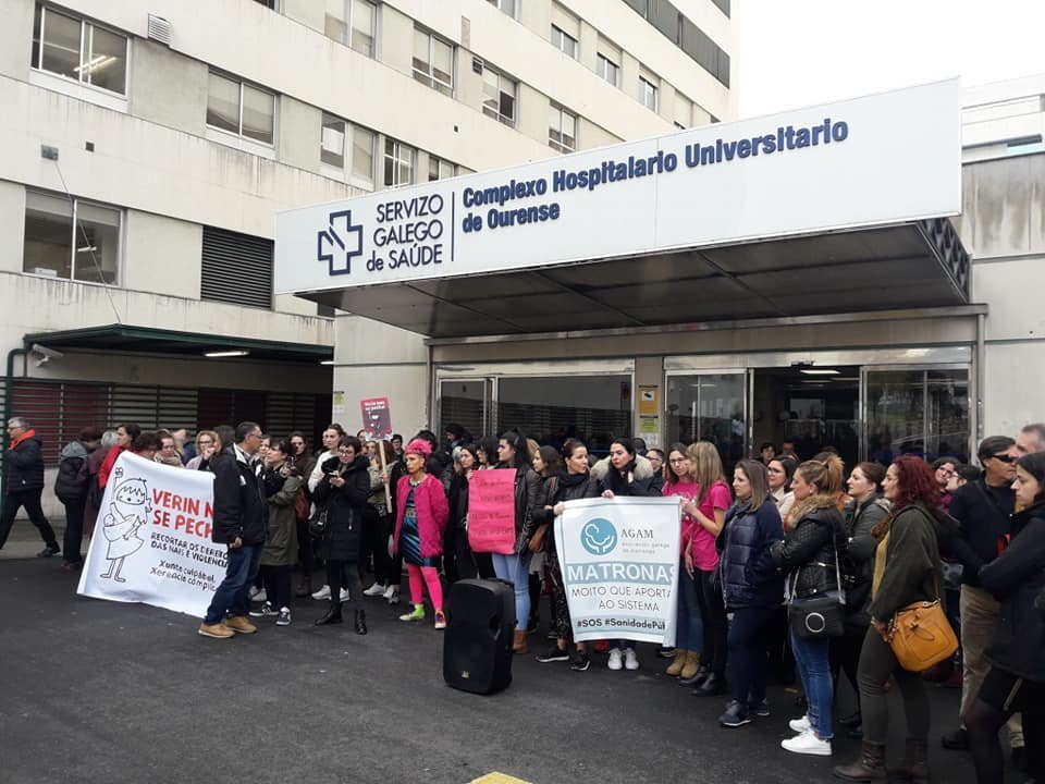 Nais, matronas e veciñas protestan contra antes as portas do CHUO contra o traslado do servizo de partos desde Verín (Imaxe: Marcha Mundial das Mulleres)
