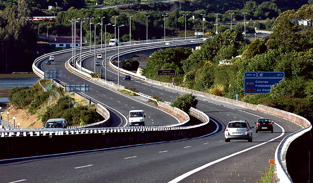 Autopista AP-9 ao seu paso polo concello de Pontedeume [Itínere].