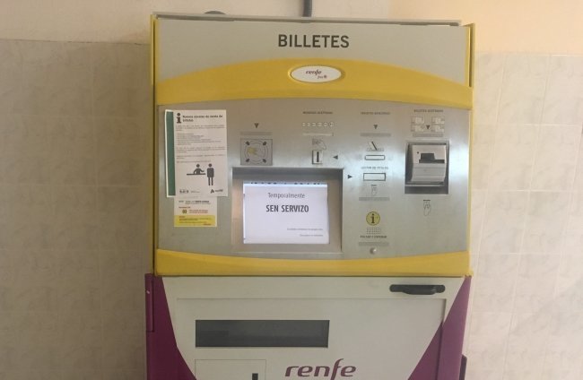 Máquinas de venda de billetes fóra de servizo nunha estación da Mariña (Imaxe: Plataforma en defensa do tren Ferrol-Ribadeo)