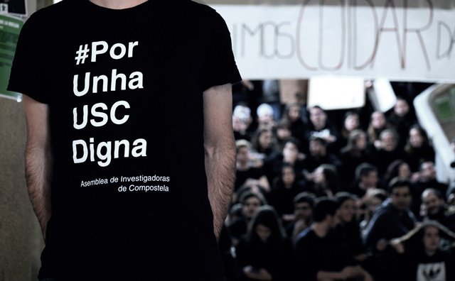 As investigadoras da USC visten de negro as terzas feiras para visibilizar as súas demandas (Imaxe: Celia Eiras Rubín).