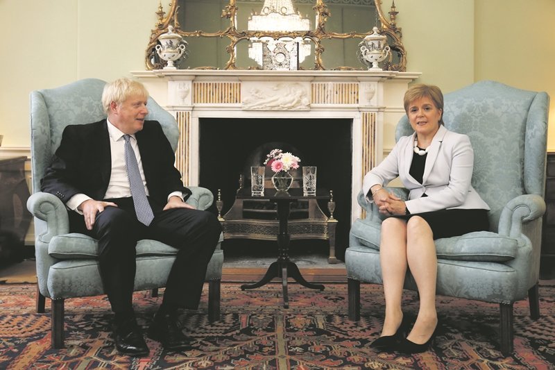 29 July 2019, Scotland, Edinburgh: Scotland's First Minister Nicola Sturgeon (R) speaks with UK Prime Minister Boris Johnson at Bute House during their meeting. Photo: Duncan Mcglynn/PA Wire/dpa
ONLY FOR USE IN SPAIN

29 July 2019, Scotland, Edinburgh: Scotland's First Minister Nicola Sturgeon (R) speaks with UK Prime Minister Boris Johnson at Bute House during their meeting. Photo: Duncan Mcglynn/PA Wire/dpa
  (Foto de ARCHIVO)

7/29/2019 ONLY FOR USE IN SPAIN