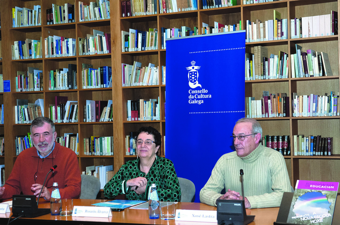 O pedagogo Antón Costas, a presidenta do Consello da Cultura Rosario Álvarez e Xosé Lastra, presidente de Nova Escola Galega