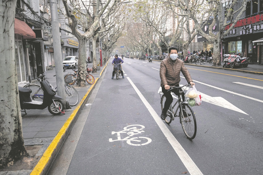 January 24, 2020 - Shanghai, China: A man on a bicycle wears a protective face mask in wake of the coronavirus outbreak rides along a deserted Fuxing Road in the former French Concession on the eve of the Chinese Lunar New Year. Yesterday the Chinese government took the unprecedented step of quarantining the entire city of Wuhan (population around 11 million) in an effort to stop the spread of the coronavirus beyond the city of its origin. There are fears that the coronavirus may spread through out China and beyond during the Chinese Lunar New Year holidays - the world’s largest annual migration. Chinese citizens were expected to make around 3 billion trips over the 40 day holiday period. (Dave Tacon/Contacto)
ONLY FOR USE IN SPAIN

January 24, 2020 - Shanghai, China: A man on a bicycle wears a protective face mask in wake of the coronavirus outbreak rides along a deserted Fuxing Road in the former French Concession on the eve of the Chinese Lunar New Year. Yesterday the Chinese government took the unprecedented step of quarantining the entire city of Wuhan (population around 11 million) in an effort to stop the spread of the coronavirus beyond the city of its origin. There are fears that the coronavirus may spread through out China and beyond during the Chinese Lunar New Year holidays - the world’s largest annual migration. Chinese citizens were expected to make around 3 billion trips over the 40 day holiday period. (Dave Tacon/Contacto)

1/24/2020 ONLY FOR USE IN SPAIN