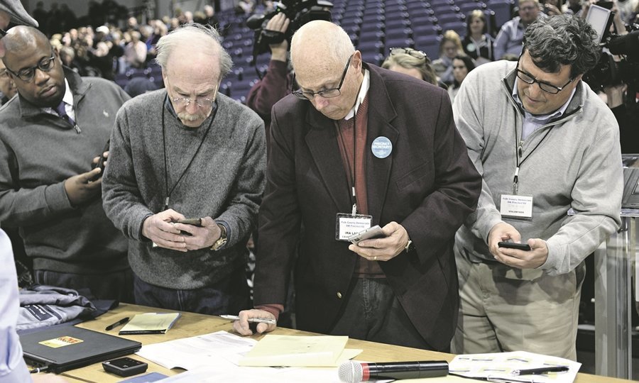 February 3, 2020 - Des Moines, Iowa: Ira Lacher (maroon jacket), the caucus secretary for precinct 62, looks over the tally sheet with other volunteers from the first round of caucusing in the Knapp Center at Drake University in Des Moines. The Democratic candidates now move on to the February 11 New Hampshire primary. (Jeff Topping/Contacto)
ONLY FOR USE IN SPAIN

February 3, 2020 - Des Moines, Iowa: Ira Lacher (maroon jacket), the caucus secretary for precinct 62, looks over the tally sheet with other volunteers from the first round of caucusing in the Knapp Center at Drake University in Des Moines. The Democratic candidates now move on to the February 11 New Hampshire primary. (Jeff Topping/Contacto)

2/4/2020 ONLY FOR USE IN SPAIN
