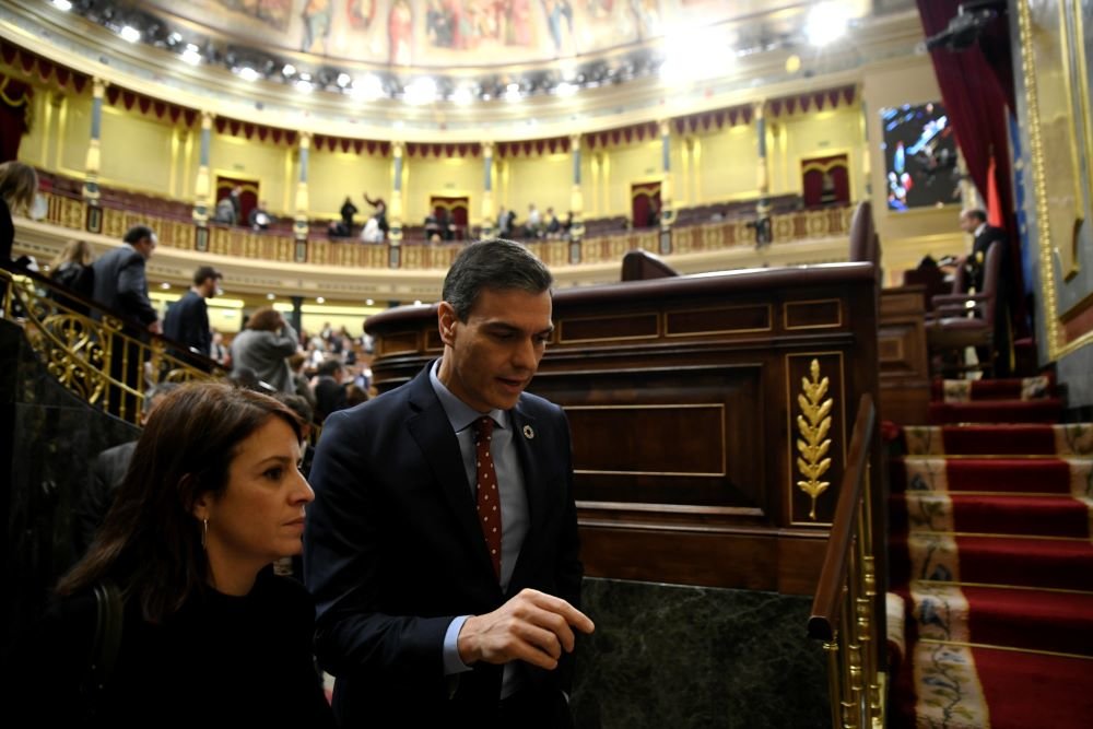 O presidente do Goberno do Estado, Pedro Sánchez, coa ex portavoz do PSOE no Congreso, Adriana Lastra. (Imaxe: Óscar Cañas / Europa Press)