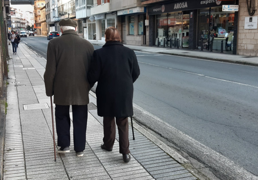 Duas personas maiores caminan polas rúas de Vilagarcía (Foto: Xoán Roberes).