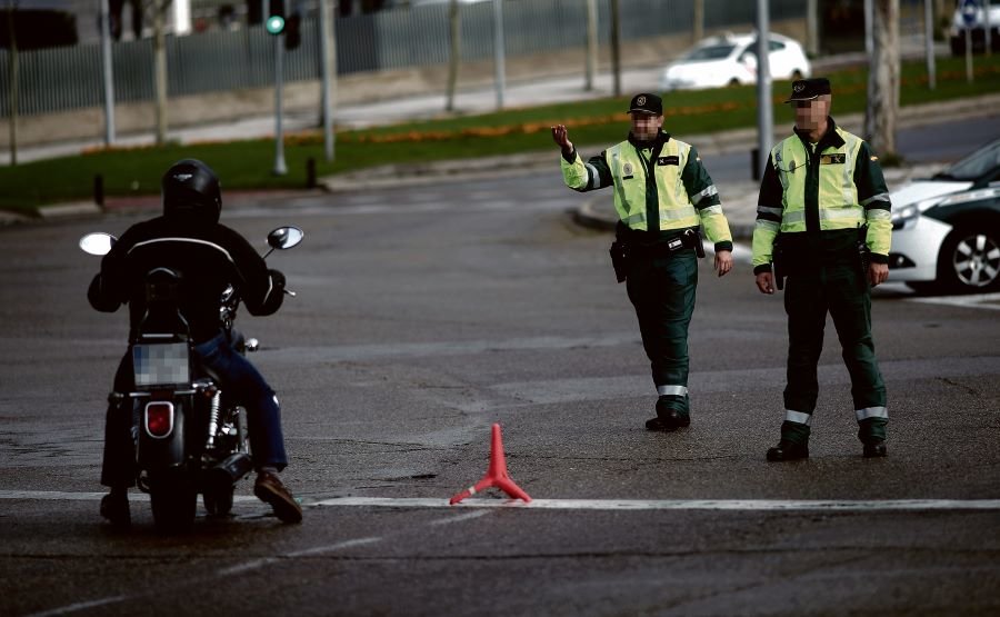 Dous axentes da Garda Civil nun control por mor da emerxencia sanitaria (Imaxe: Europa Press)