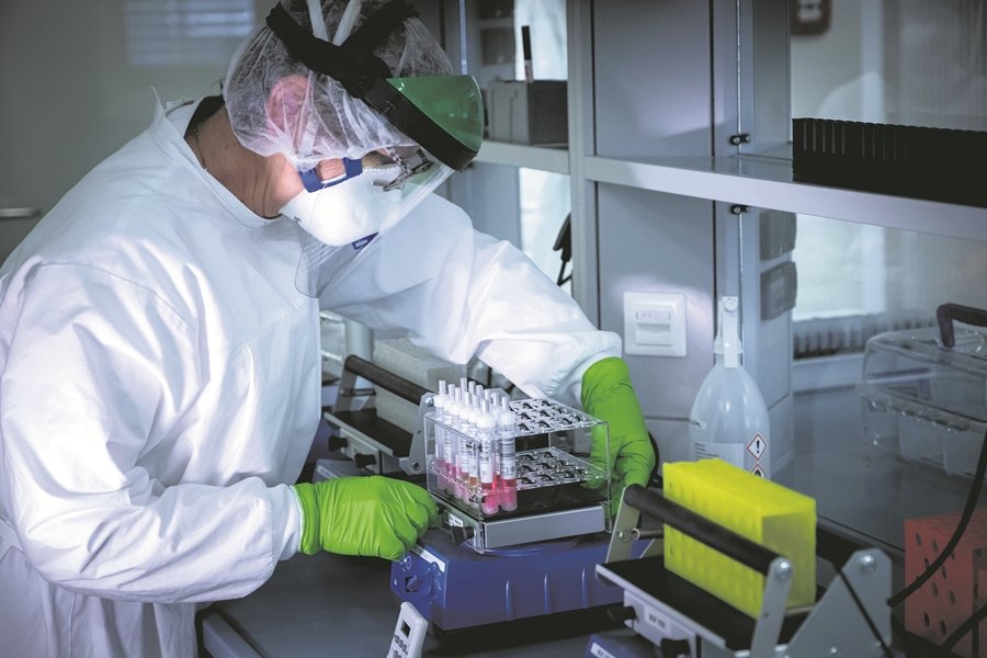 Un trabajador de un laboratorio trabaja para hallar una vacuna contra el coronavirus
ONLY FOR USE IN SPAIN

Un trabajador de un laboratorio trabaja para hallar una vacuna contra el coronavirus

1/4/2020 ONLY FOR USE IN SPAIN