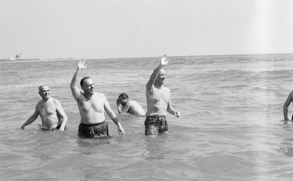 Manuel Fraga na praia de Pombais, en Almería (arquivo/EP).