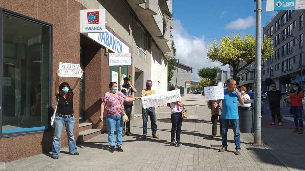 Protesta diante dunha oficina de Abanca en Salvaterra de Miño (Nós Diario)