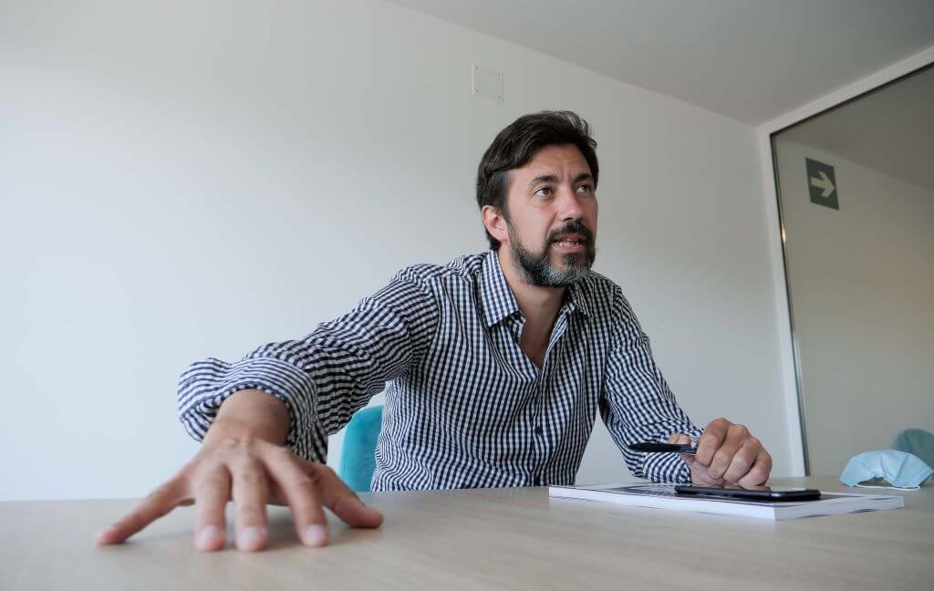 Antón Gómez-Reino, na redacción de Nós Diario (Imaxe: Arxina)