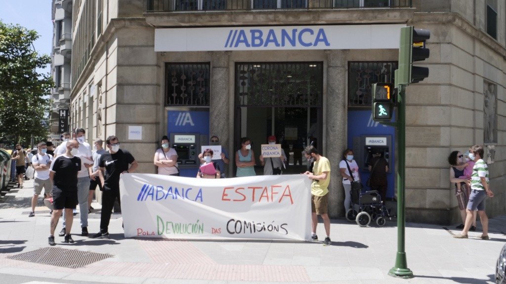 Protesta de clientas de Abanca polas comisións (Arxina).