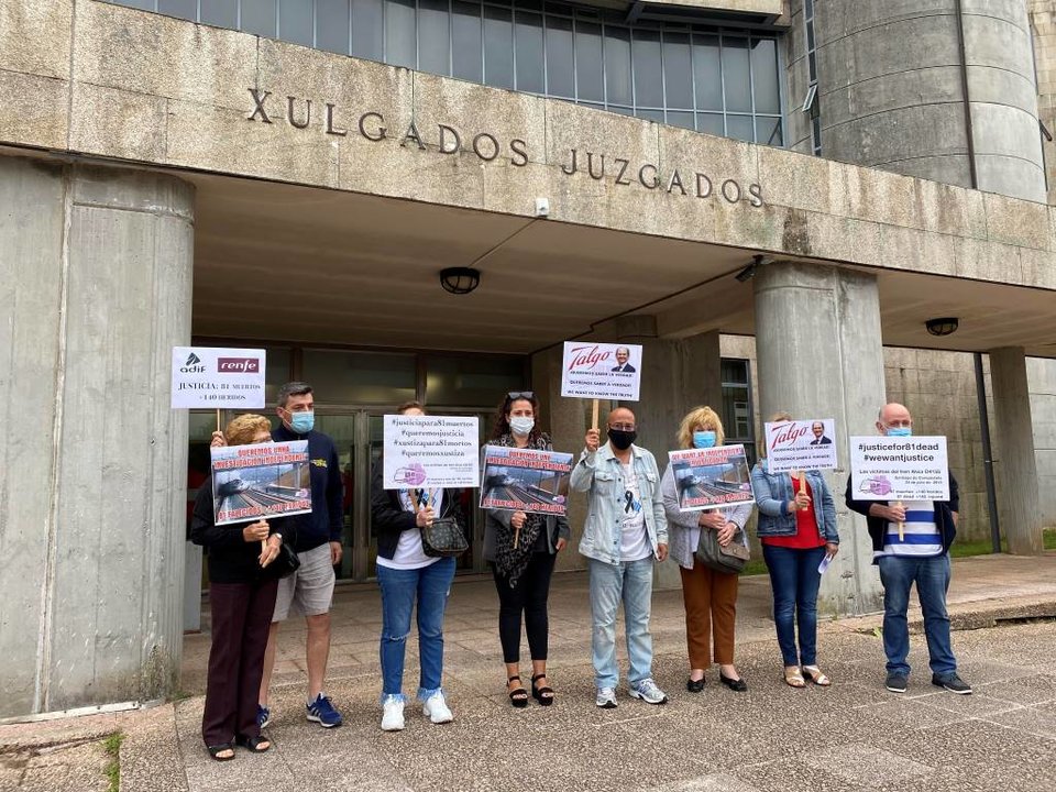 Vítimas do accidente do Alvia en Angrois ante as portas do xulgado de Compostela en xullo de 2020 (Imaxe: Europa Press).