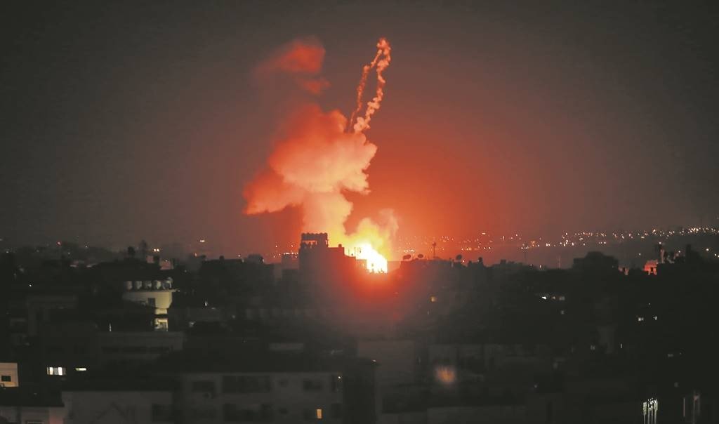 Uno de los recientes bombardeos de Israel a las instalaciones de Hamás en la Franja de Gaza como respuesta al lanzamiento de globos incendiarios por parte de ciudadanos palestinos.

Uno de los recientes bombardeos de Israel a las instalaciones de Hamás en la Franja de Gaza como respuesta al lanzamiento de globos incendiarios por parte de ciudadanos palestinos.


24/8/2020