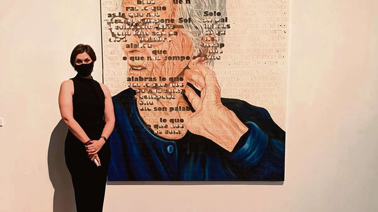 A artista Beatriz Suárez Saá diante dunhas das súas obras na exposición &#39;Rostros de ausencia&#39; (Nós Diario).
