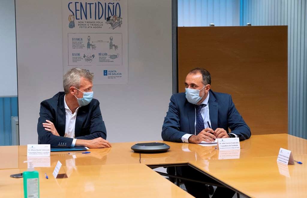 O conselleiro de Sanidade, Julio García Comesaña. á esquerda (Imaxe: Xunta da Galiza).