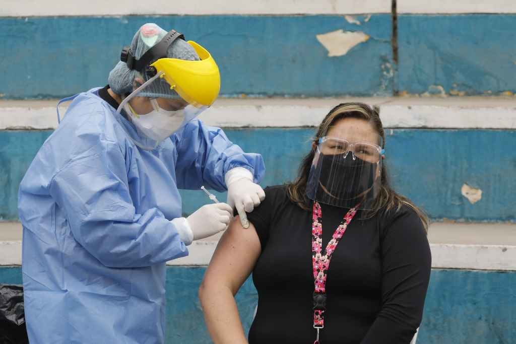 Campaña de vacinación contra a gripe no Perú (Imaxe: Mariana Bazo / Zuma Press / Europa Press)