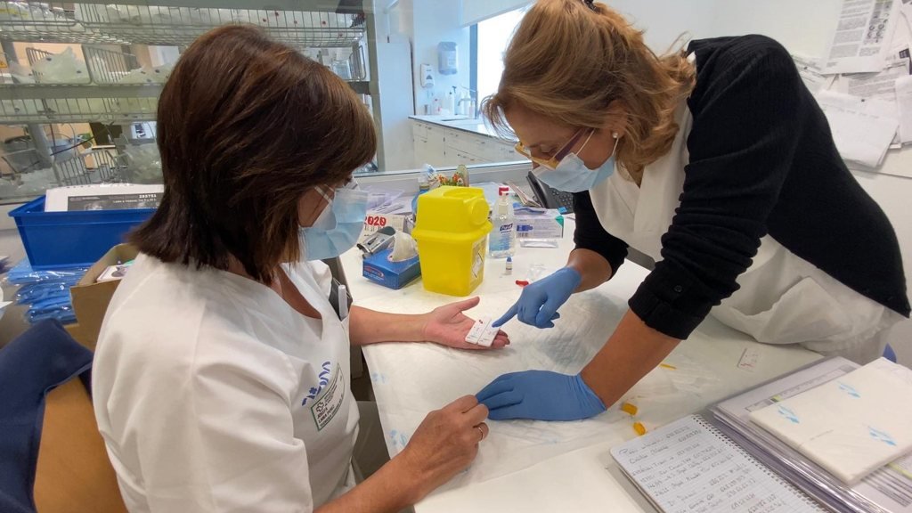 Profesionais do Sergas en Ourense realizan tests serolóxicos no marco dun cribado masivo a todo o persoal sanitario.