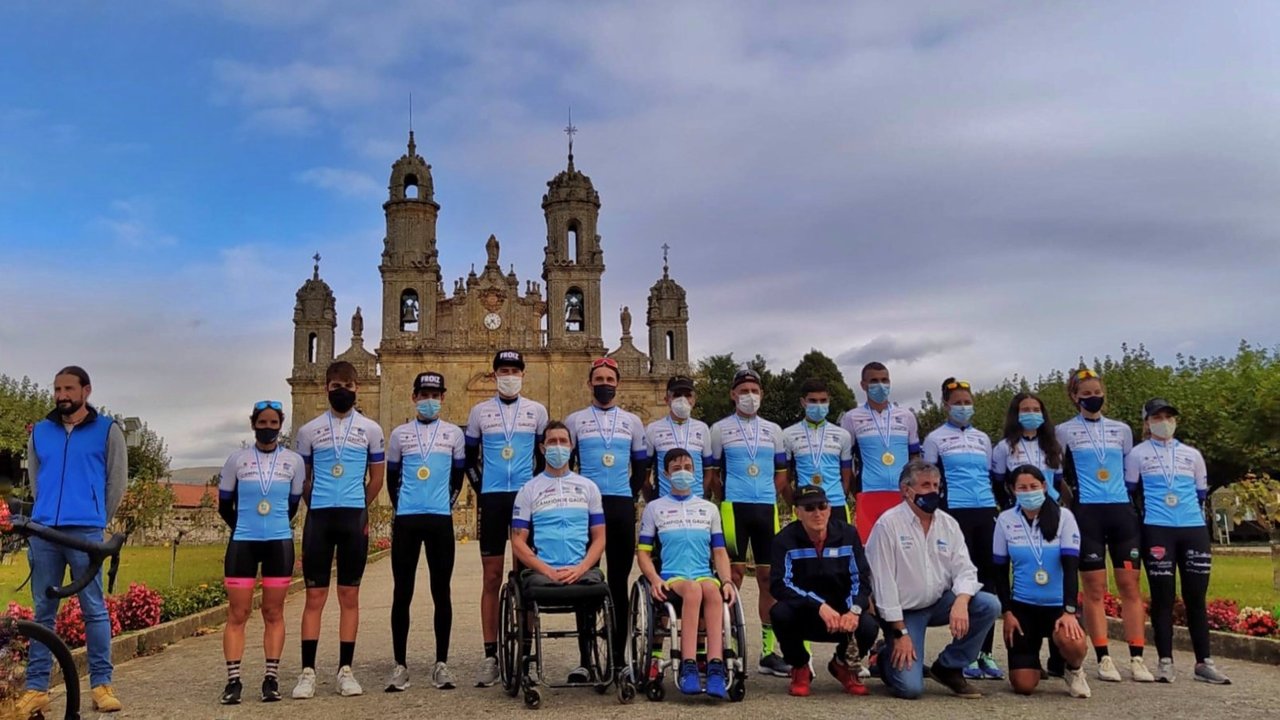 Gañadoras, gañadores, paraciclistas e organización do campionato galego de ciclismo contra reloxo (Federación Galega de Atletismo)