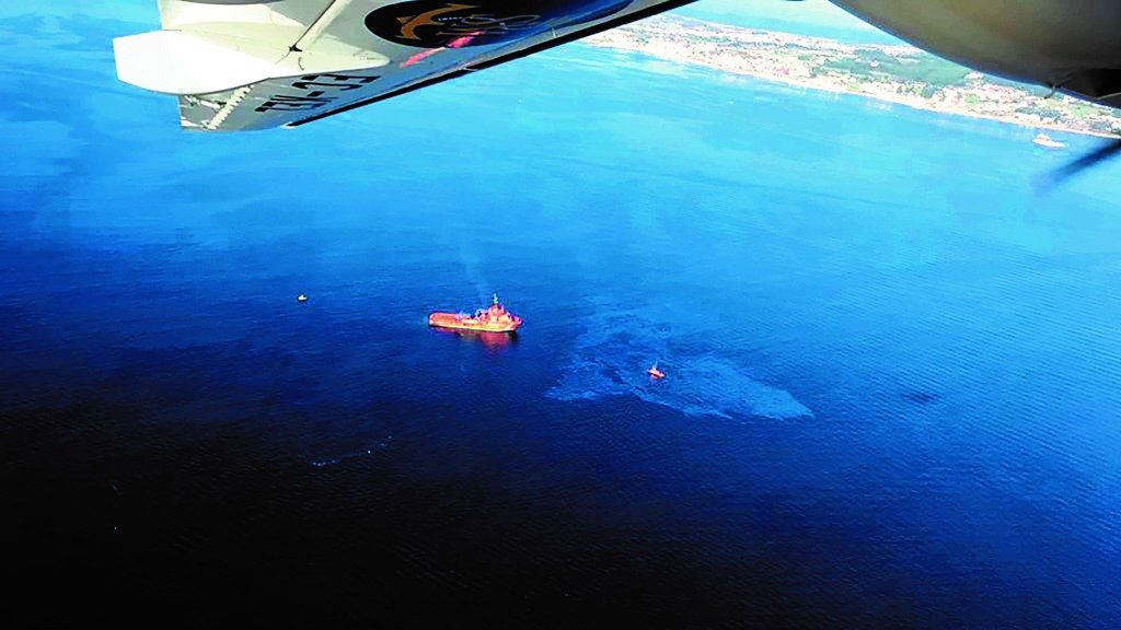 Imaxe aérea da mancha de fuel que combaten medios de Salvamento Marítimo, Gardacostas da Galiza e confrarías locais na entrada da ría de Arousa (Salvamento Marítimo).