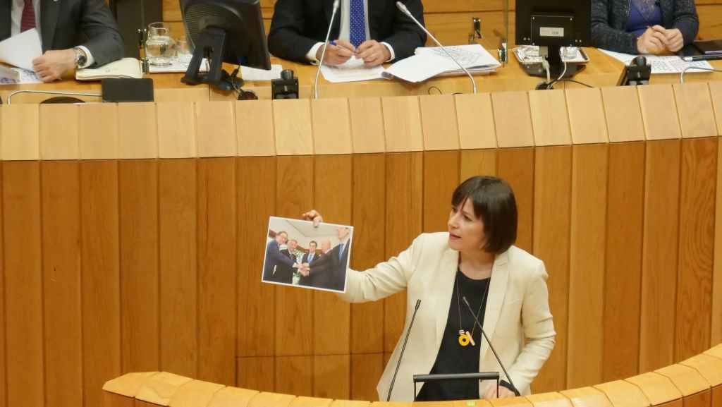 Ana Pontón ensina no parlamento unha foto de Feixoo celebrando con directivos das caixas a súa fusión
