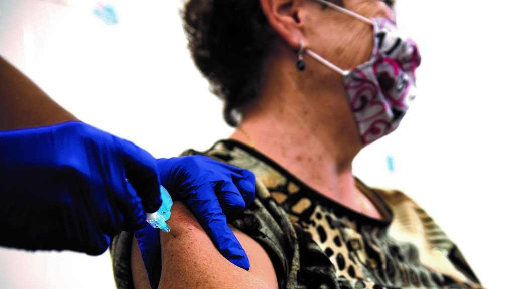 Unha paciente vacínase contra a gripe no seu centro de Atención Primaria (Glòria Sánchez / Europa Press).