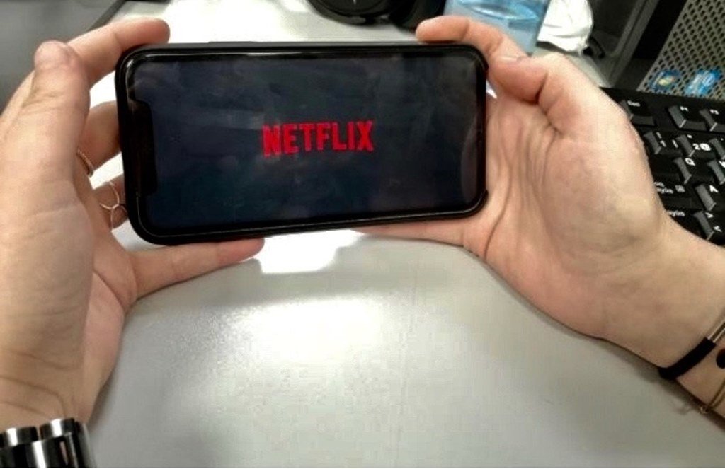 Unha persoa visualiza Netflix no seu teléfono móbil. (Foto: Europa Press)