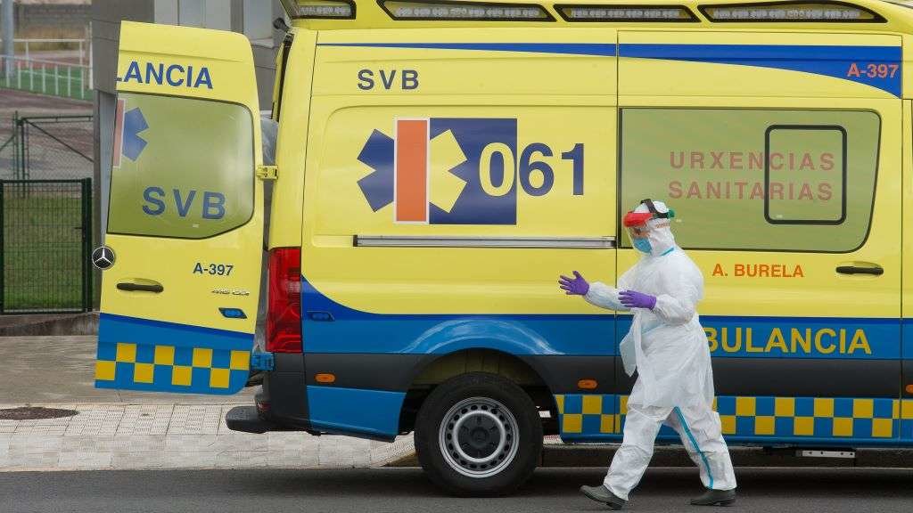Un traballador sanitario dunha ambulancia protexido contra a Covid-19. (Foto: Carlos Castro / Europa Press)