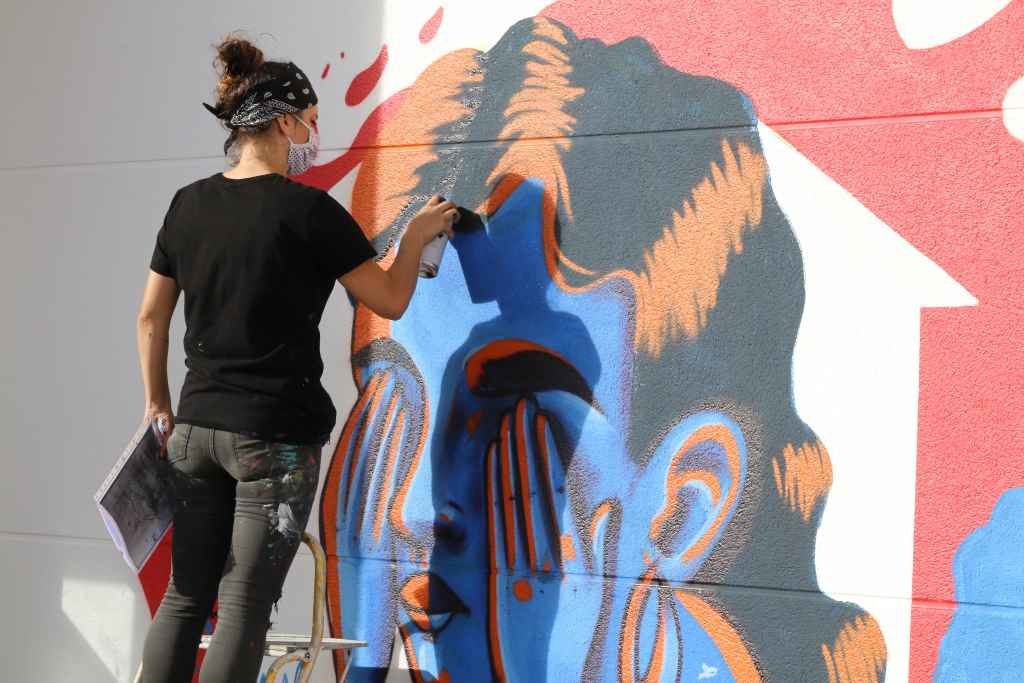 A artista Nana creou en Tui un mural contra a violencia de xénero.