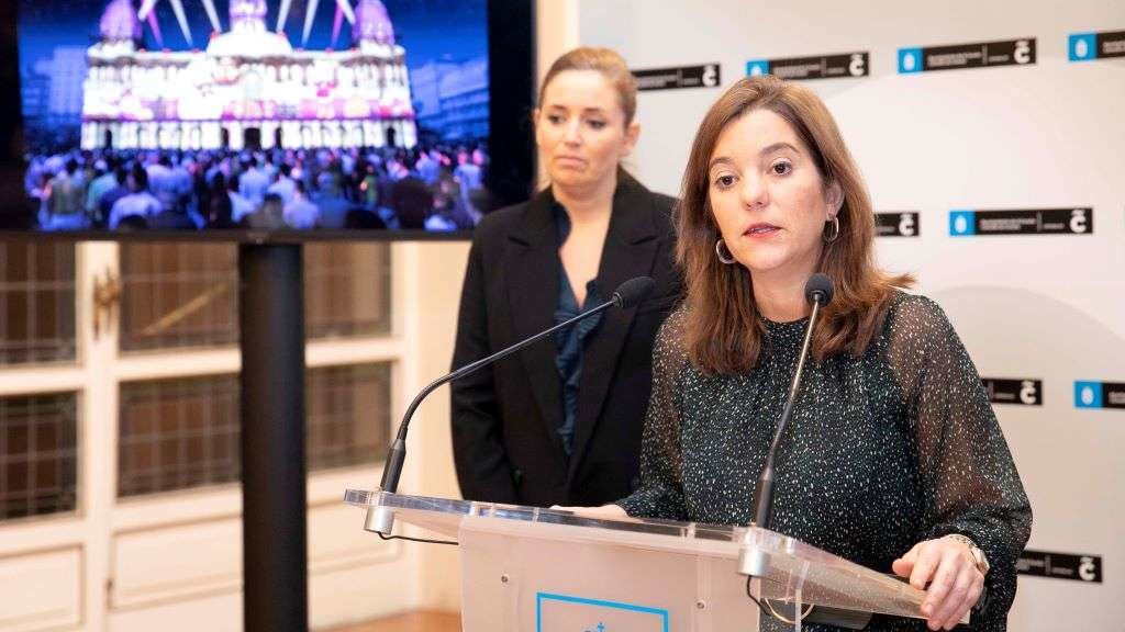 A alcaldesa, Inés Rey, coa concelleira de Turismo, Diana Cabanas. (Foto: Europa Press)