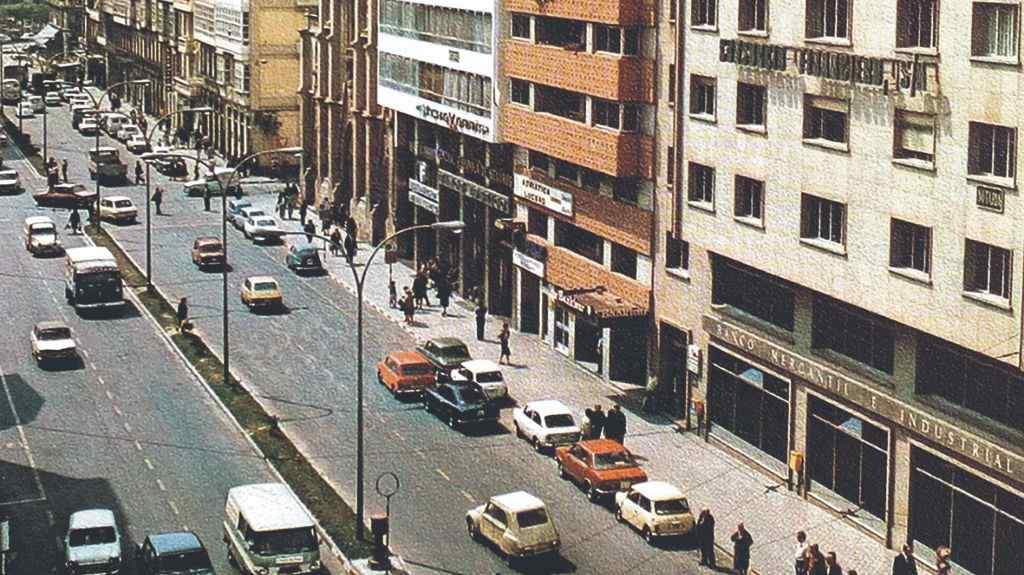 Imaxe diurna oblicua dunha vila galega no ano 1972. (Foto: Nós Diario).