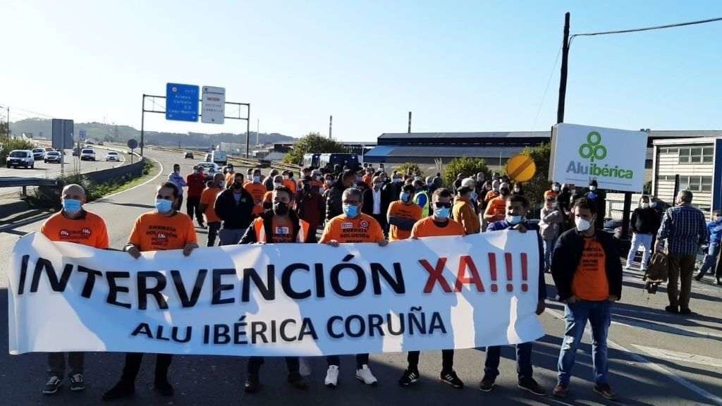Unha protesta á porta da factoría de Alu Ibérica. (Foto: Comité de empresa)